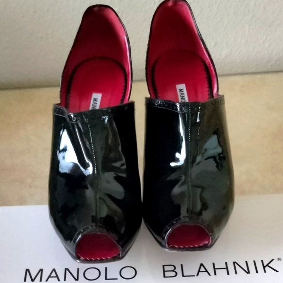Manolo Blahnik Black Patent Pump Size 101/2 (401/2)